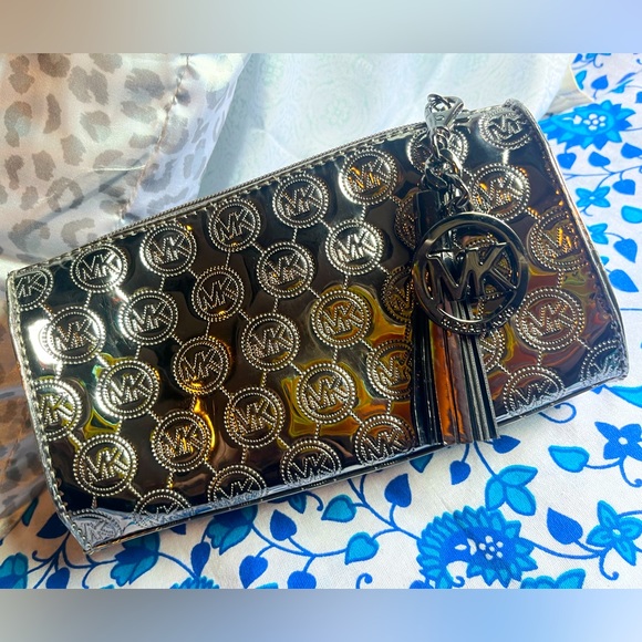 Michael Kors Metallic Clutch - Picture 1 of 6